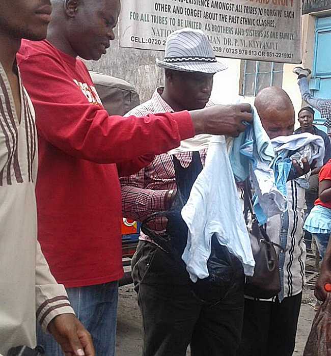 Director of HOCAN Sharing Christmas Gifts with Street Children